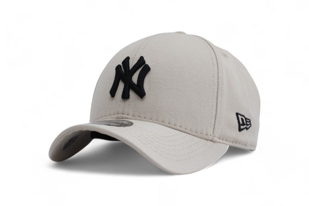 Boné New Era Yankees Strapback Bege Claro com Preto