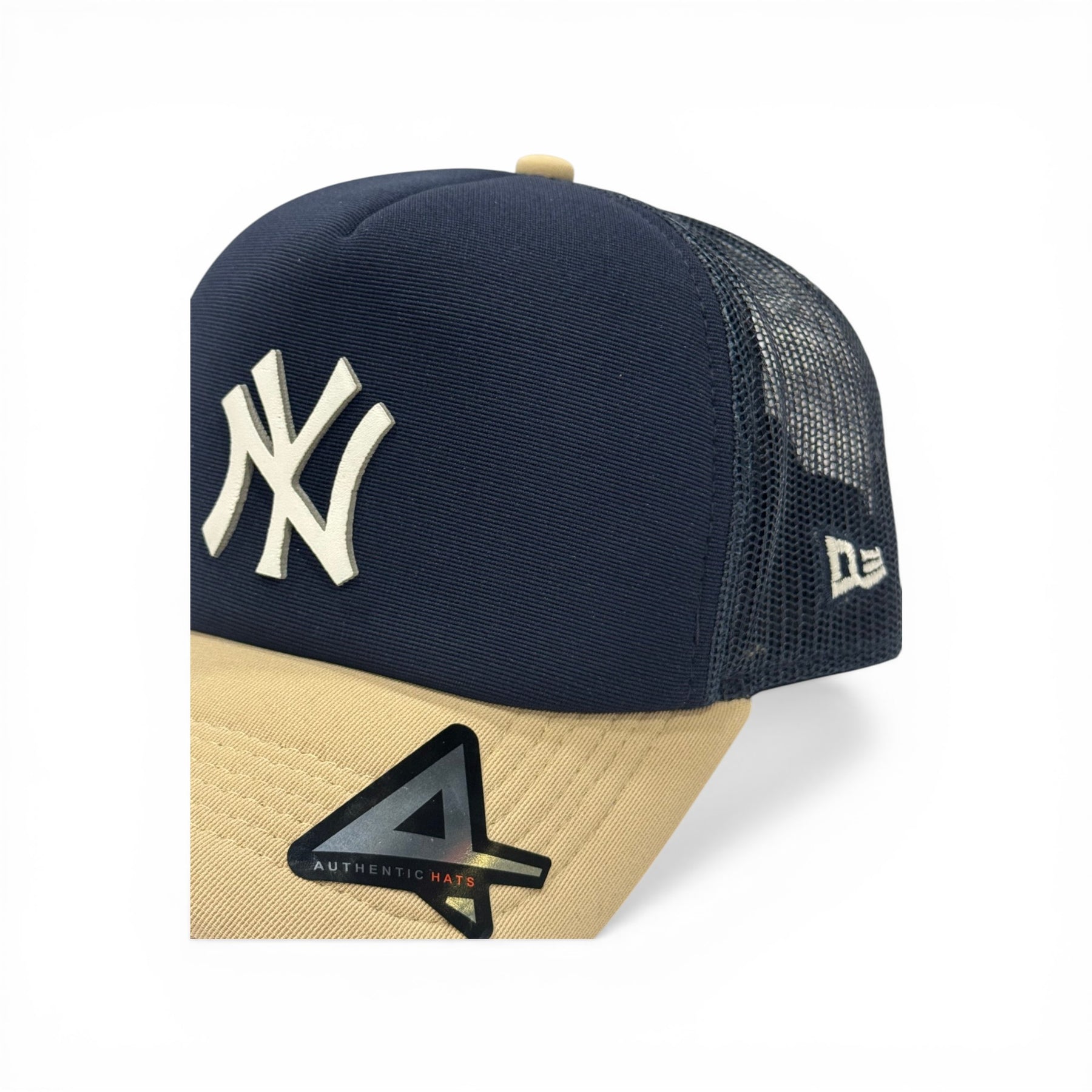 Boné Trucker New Era Azul e Bege