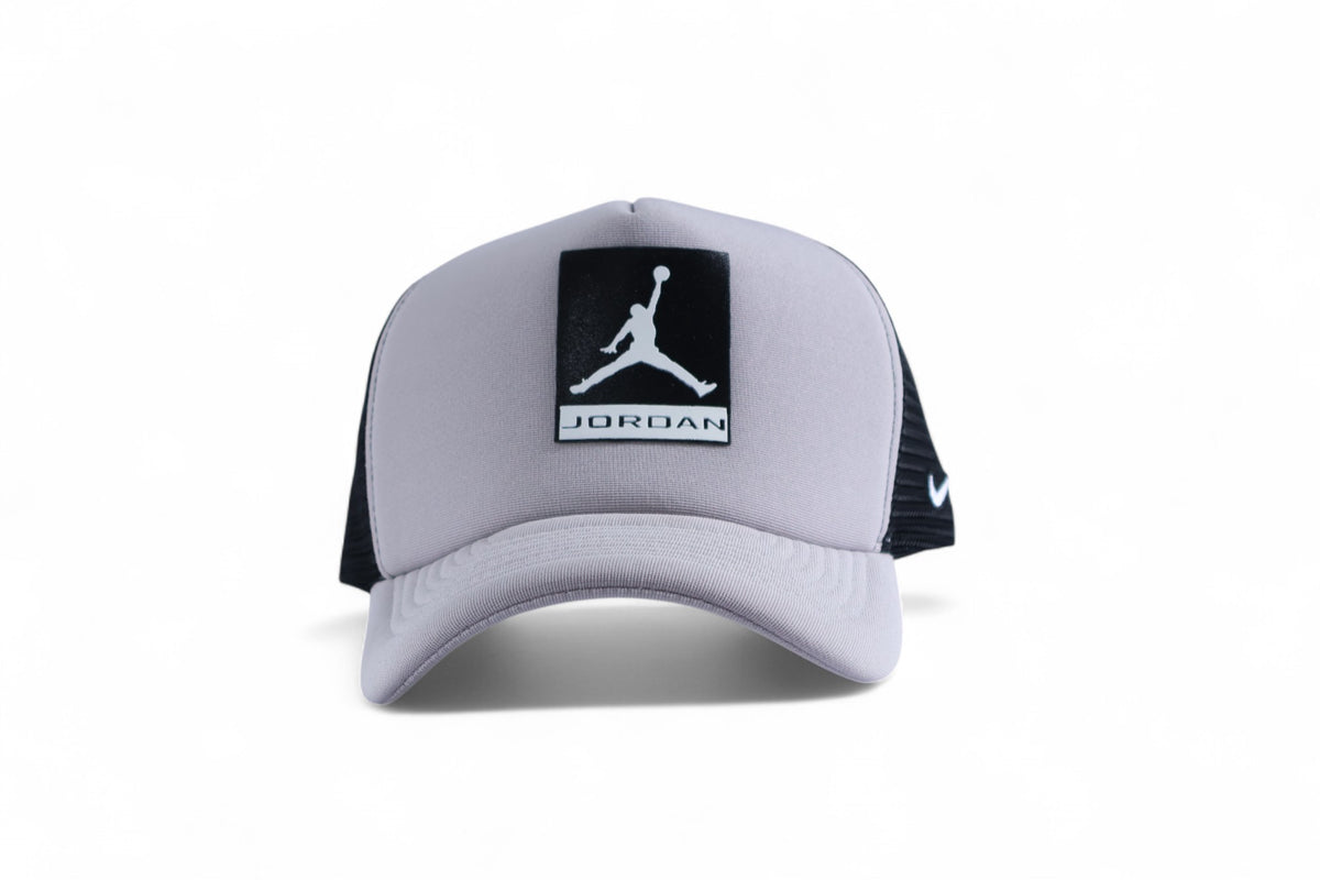 Boné Trucker Jordan Retro Cinza
