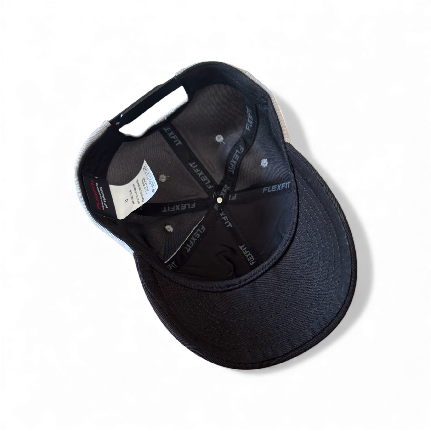 Boné New Era Flex Cinza e Preto