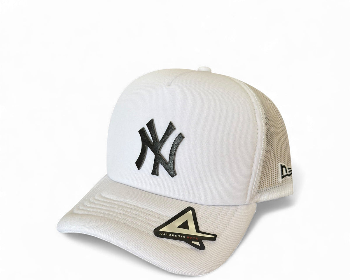 Boné Trucker New Era Branco e Preto