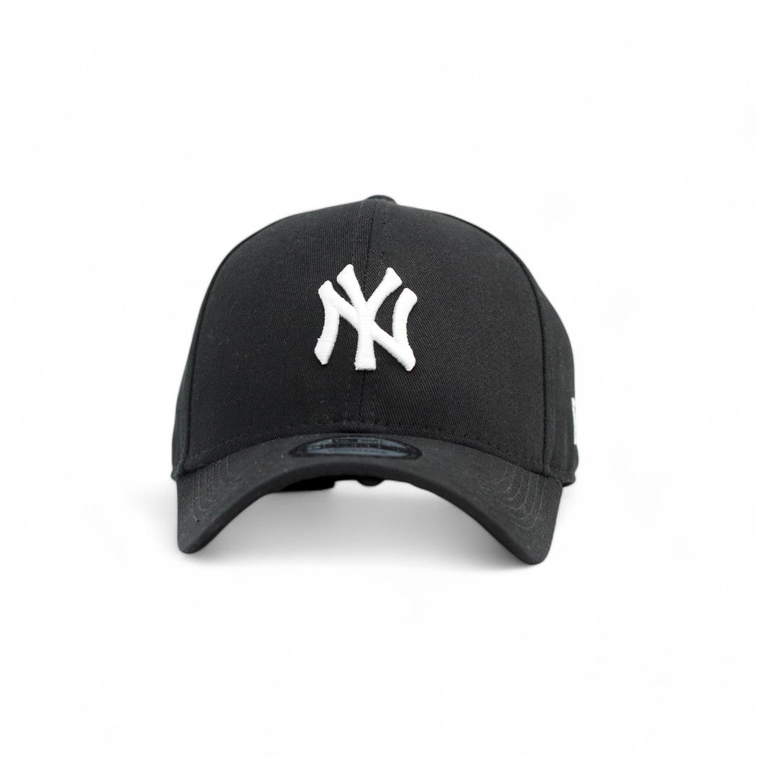 Boné New Era Yankees Strapback Preto com Branco