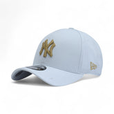 Boné New Era Yankees Strapback Branco com Dourado