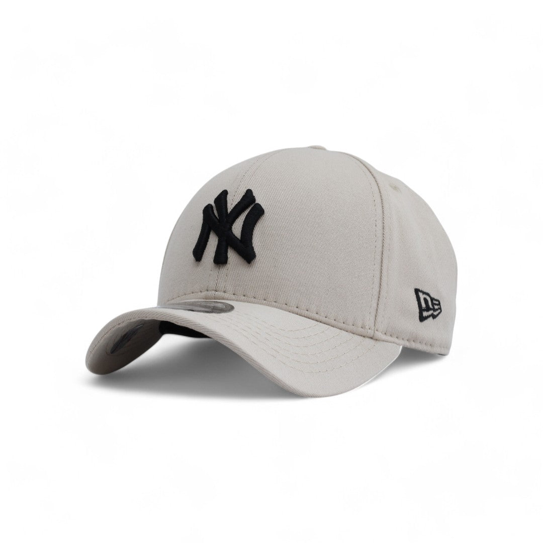 Boné New Era Yankees Strapback Beje Claro com Preto