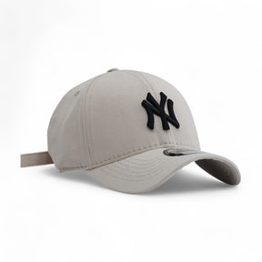 Boné New Era Yankees Strapback Beje Claro com Preto