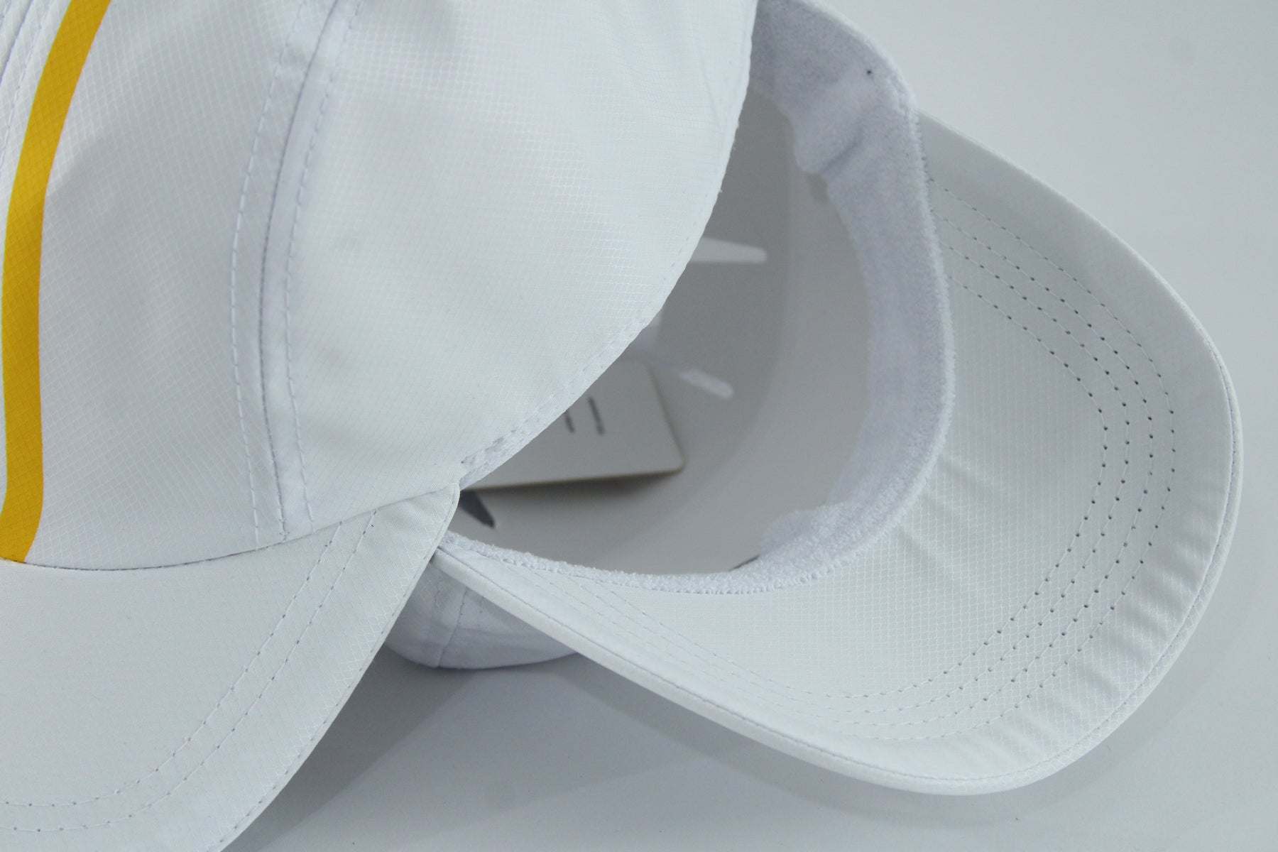 Boné Lacoste Esportivo Leve em Tecido Tafetá com Padrão Diamante Branco