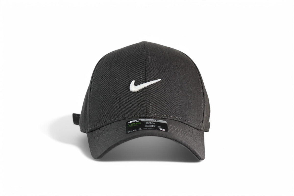 Boné Nike Club  Strapback Chumbo e Branco