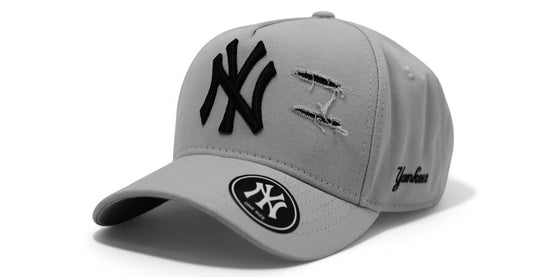 Boné New Era Rasgado Cinza Claro